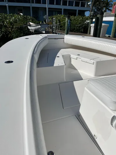 Invictus Yacht Photos Pics Regulator 32 Center Console boat, 2006 model, deck view.