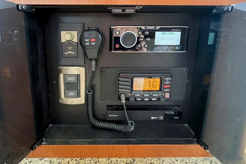 Still Waters Yacht Photos Pics 2007 Sea Ray 44 Sedan Bridge audio and communication system with radio and stereo controls.