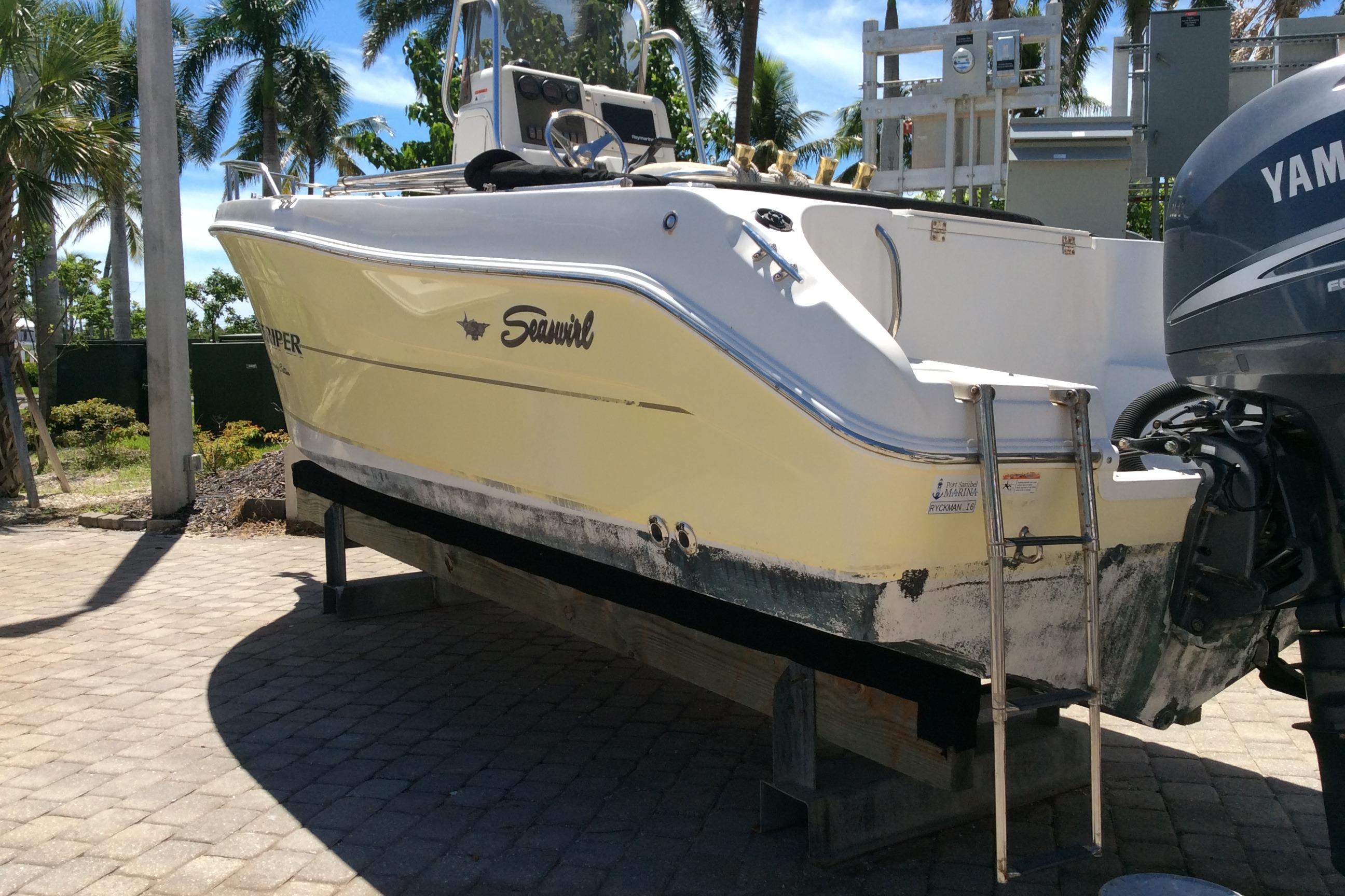 Seaswirl Striper 2101 Center Console O/B
