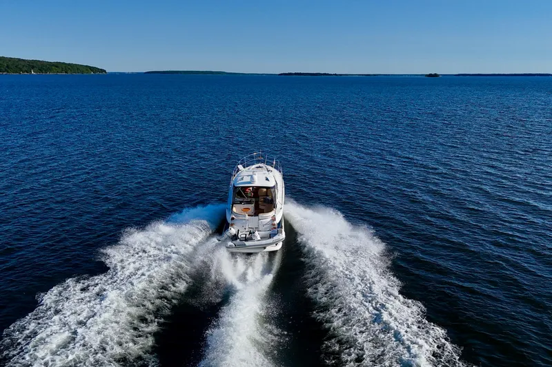 Outstanding Yacht Photos Pics 2007 Doral Alegria boat cruising on open water, leaving a wake behind.