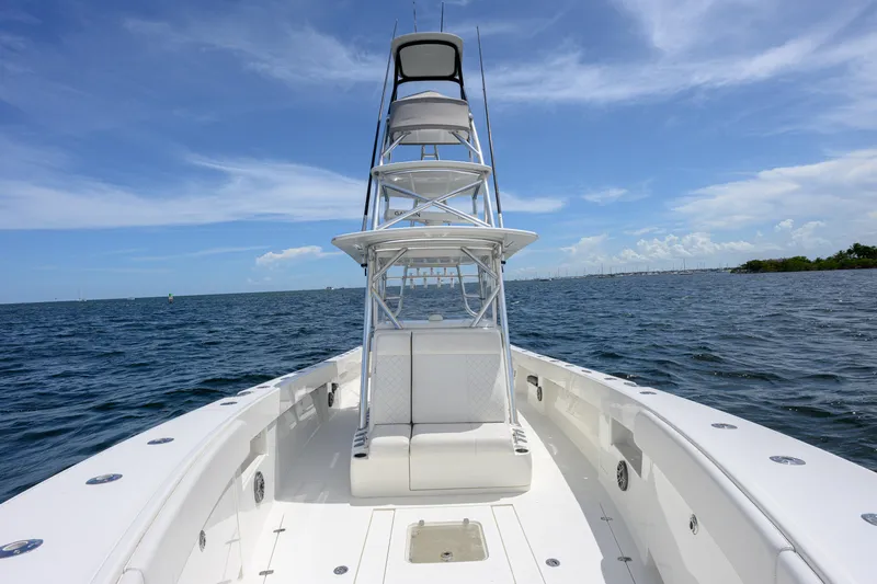 39z Yacht Photos Pics 2017 SeaVee 390 boat on open water under clear blue sky.