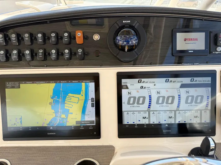 335-514 Brokerage Ron Yacht Photos Pics Dashboard of 2023 Grady-White Freedom 335 with Garmin navigation and Yamaha display.