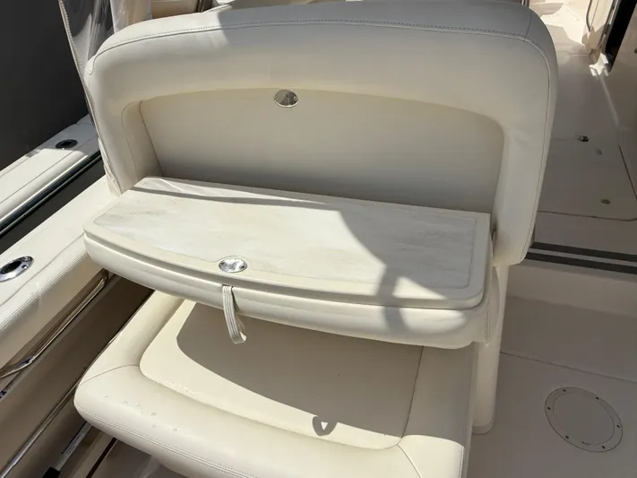 335-514 Brokerage Ron Yacht Photos Pics 2023 Grady-White Freedom 335 boat seat with foldable table, beige upholstery.