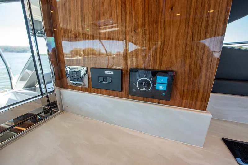 Cntrl-salt-del Yacht Photos Pics 2023 Riviera 4600 Sport Yacht - Image 37