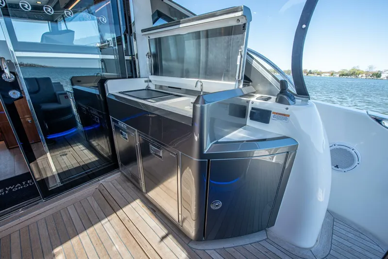 Cntrl-salt-del Yacht Photos Pics 2023 Riviera 4600 Sport Yacht - Image 30