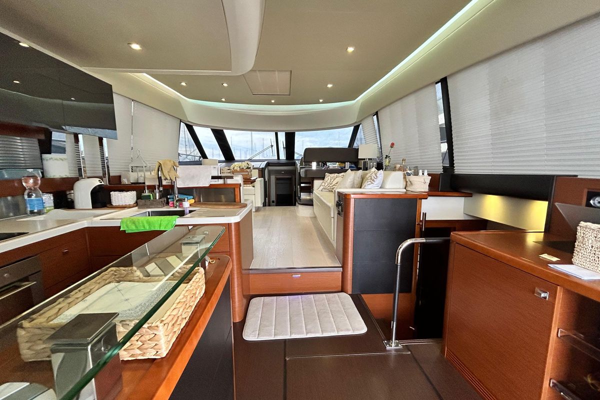 2014 Prestige 58 