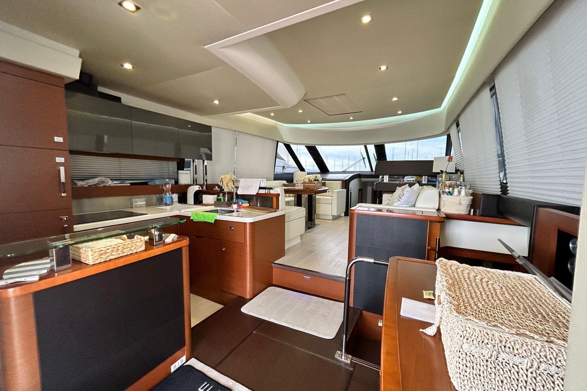 2014 Prestige 58 