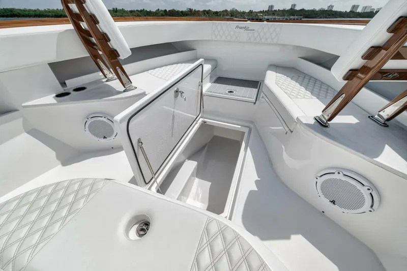 Sapelo Yacht Photos Pics 2024 Front Runner 47 Center Console boat interior with storage and seating.