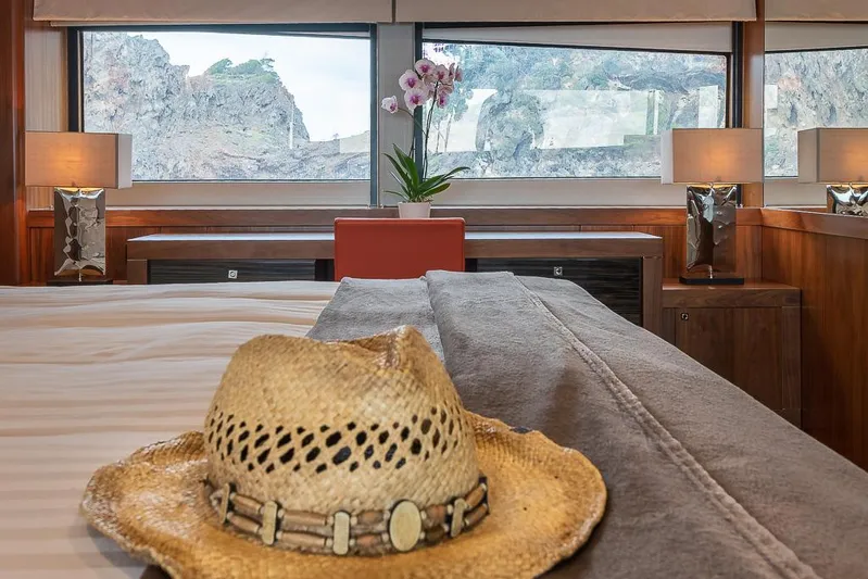 Insignia Yacht Photos Pics 