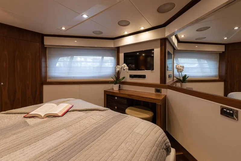 Insignia Yacht Photos Pics 