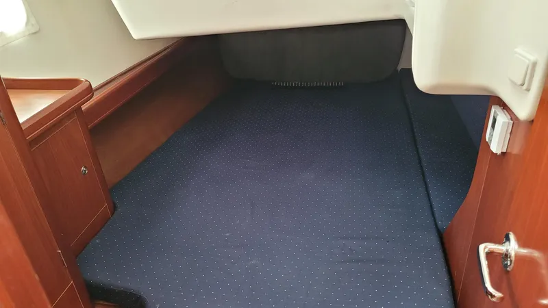 Water Lilly Yacht Photos Pics Starboard-side Aft Cabin