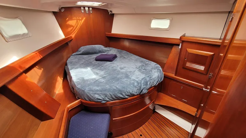 Water Lilly Yacht Photos Pics Vee Berth