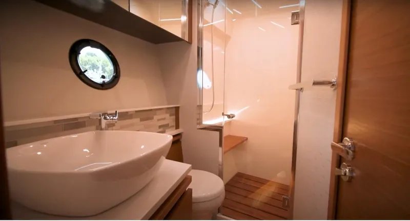 Seeker Yacht Photos Pics Tiara 49 Coupe - Guest Head (2)