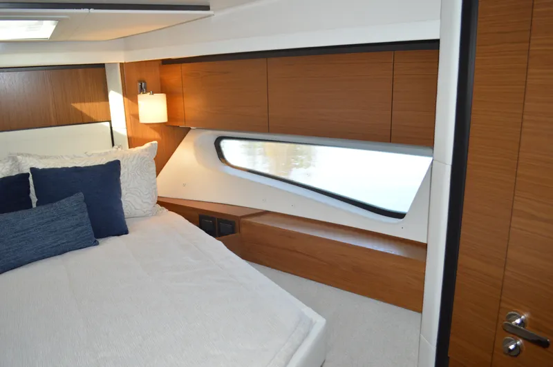 Seeker Yacht Photos Pics Tiara 49 Coupe - V-Berth Stbd. Side