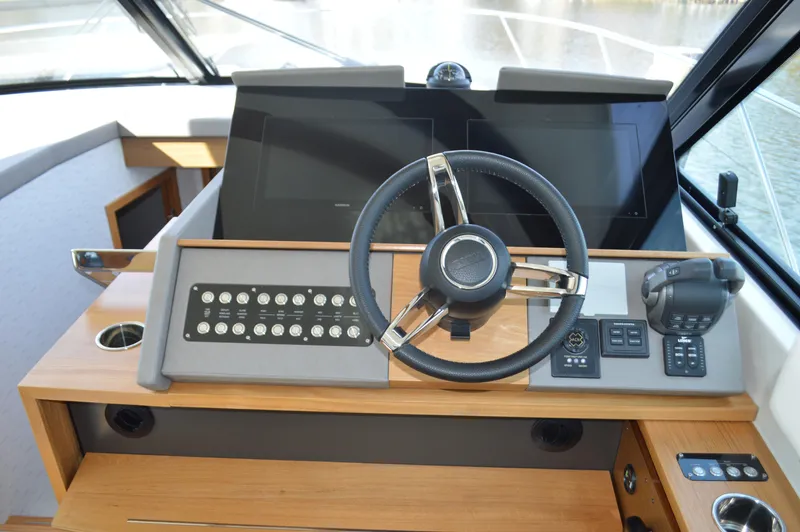 Seeker Yacht Photos Pics Tiara 49 Coupe - Helm (4)
