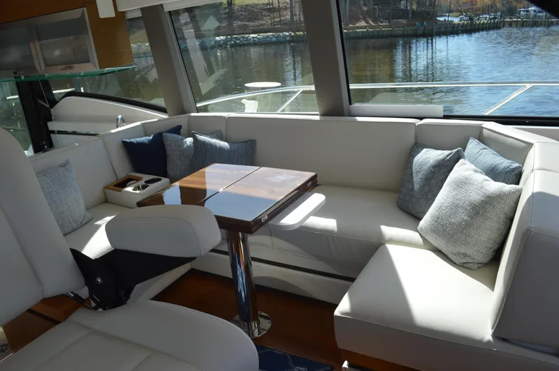Seeker Yacht Photos Pics Tiara 49 Coupe - Dinette (2)