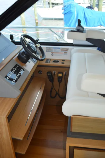 Seeker Yacht Photos Pics Tiara 49 Coupe - Helm (3)