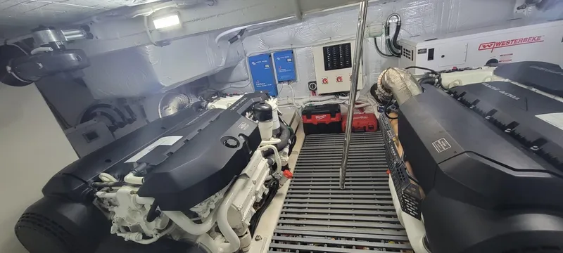 Seeker Yacht Photos Pics Tiara 49 Coupe - Engine Room