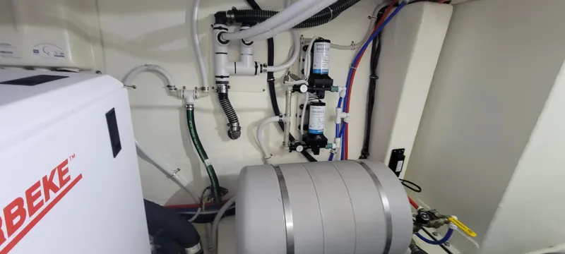 Seeker Yacht Photos Pics Tiara 49 Coupe - Water System