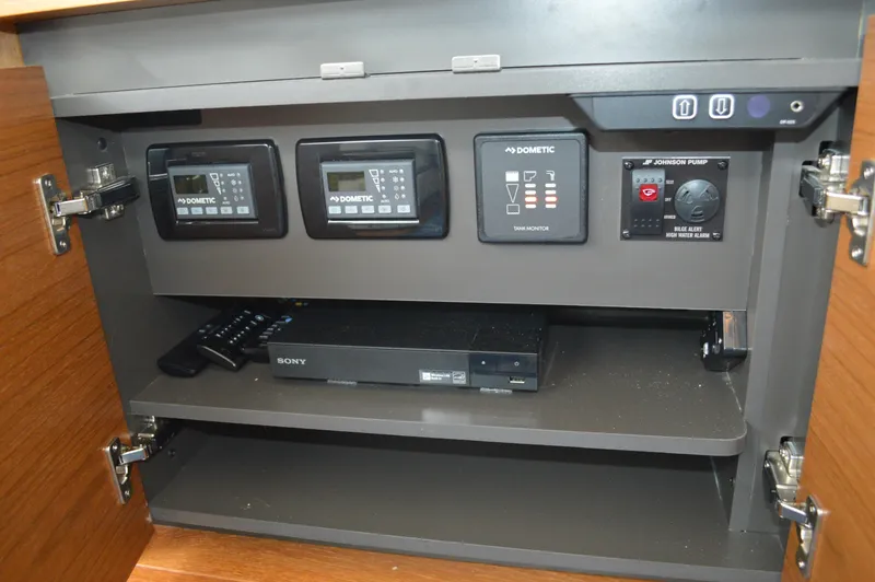 Seeker Yacht Photos Pics Tiara 49 Coupe - Controls