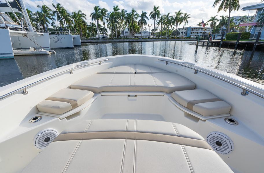 2022 Boston Whaler 250 Dauntless