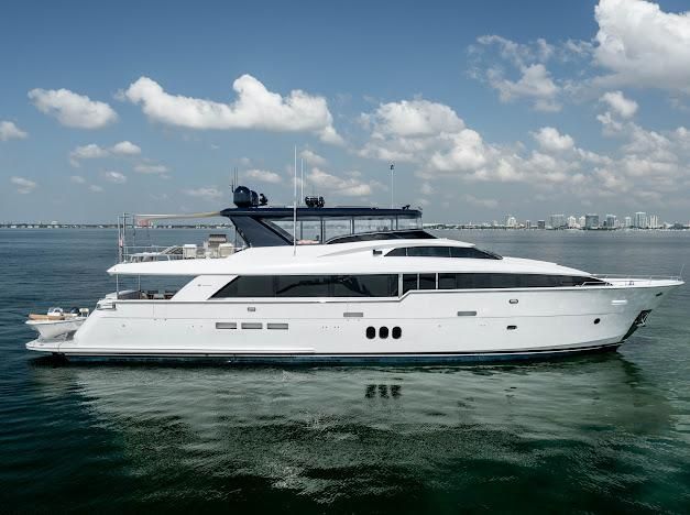 2015 Hatteras 102 
