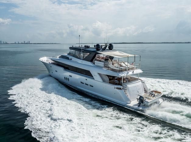 2015 Hatteras 102 