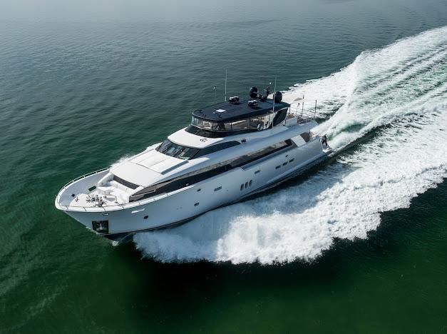 2015 Hatteras 102 