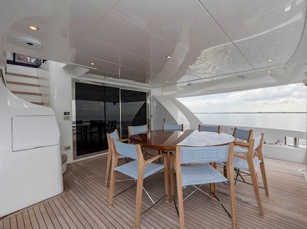 2015 Hatteras 102 