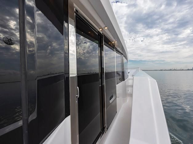 2015 Hatteras 102 