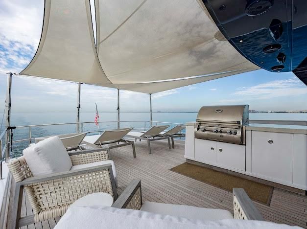 2015 Hatteras 102 