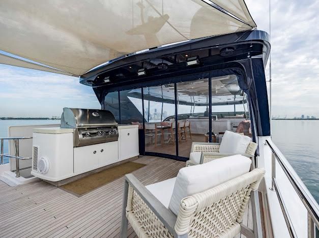 2015 Hatteras 102 