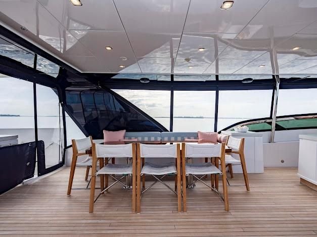 2015 Hatteras 102 