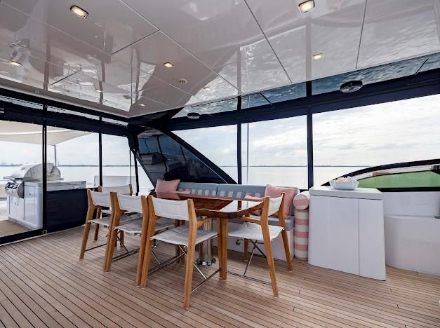 2015 Hatteras 102 