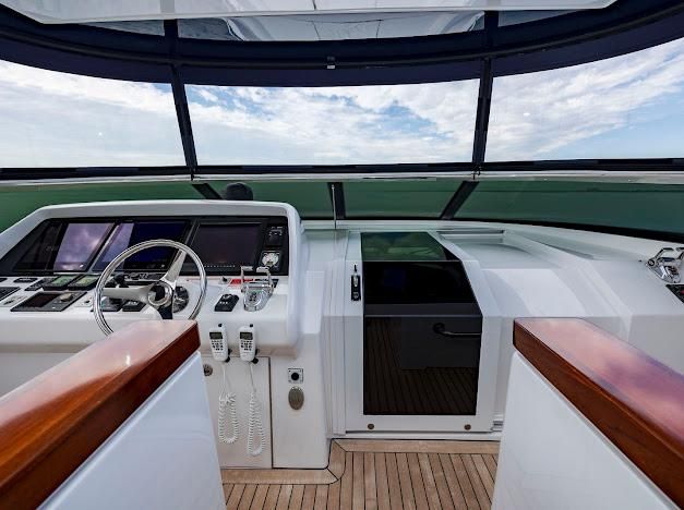2015 Hatteras 102 
