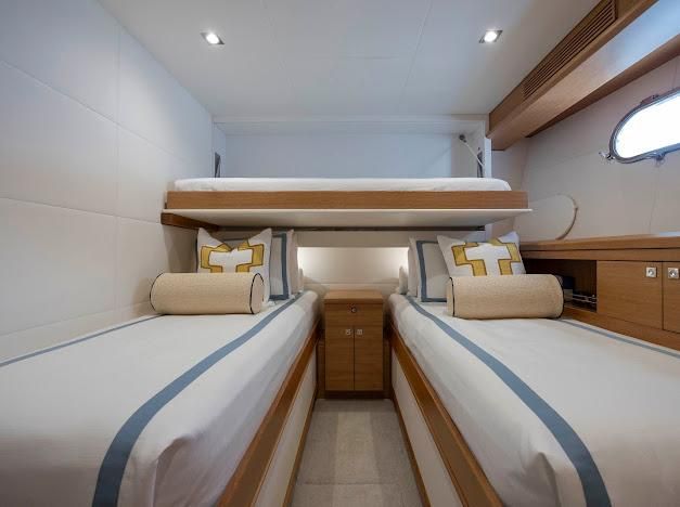 2015 Hatteras 102 