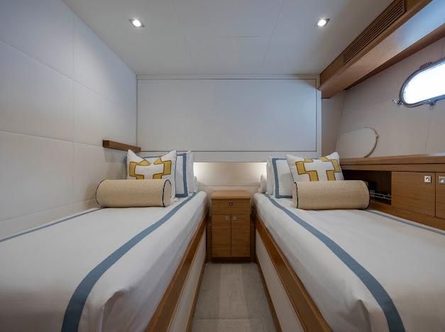 2015 Hatteras 102 