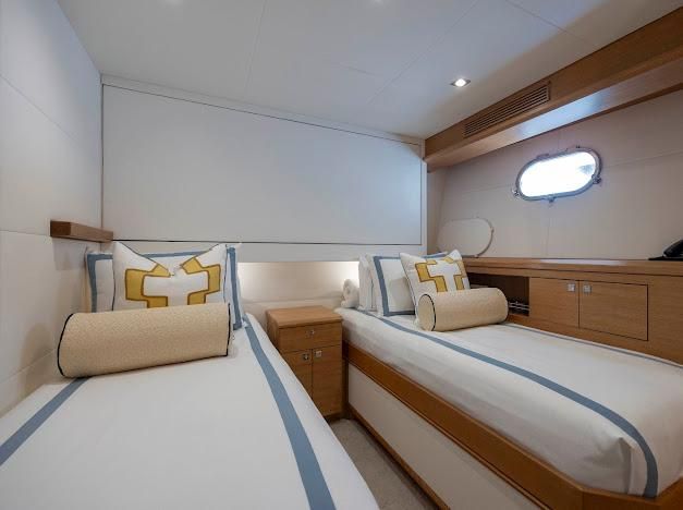 2015 Hatteras 102 