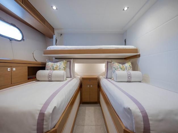 2015 Hatteras 102 