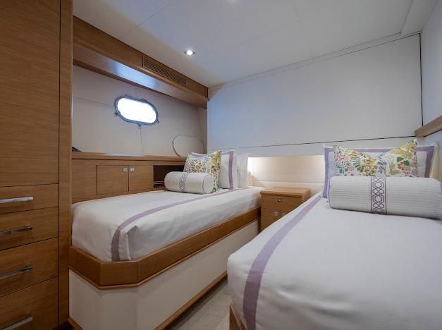 2015 Hatteras 102 