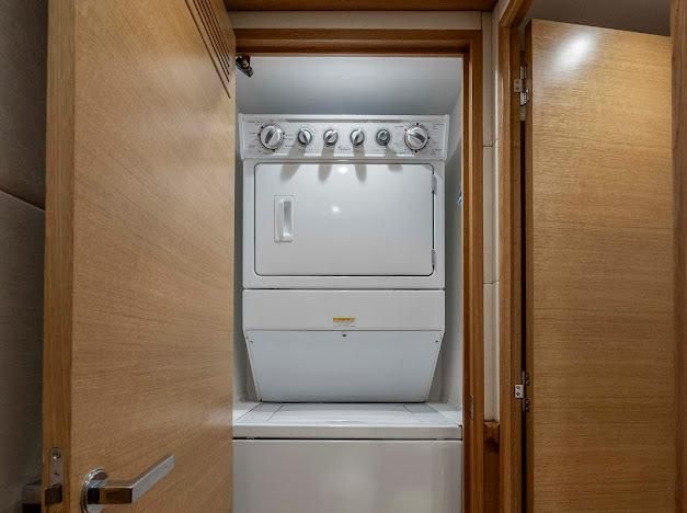 2015 Hatteras 102 