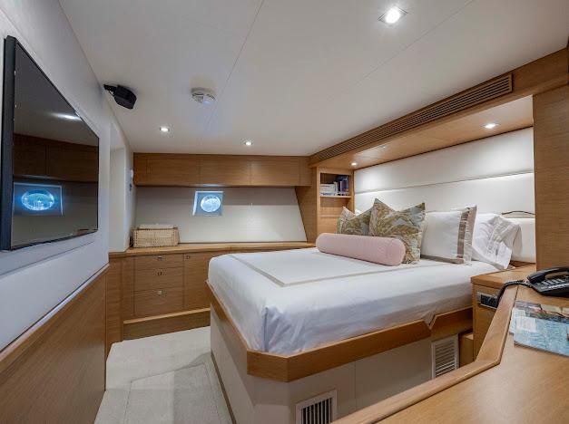 2015 Hatteras 102 