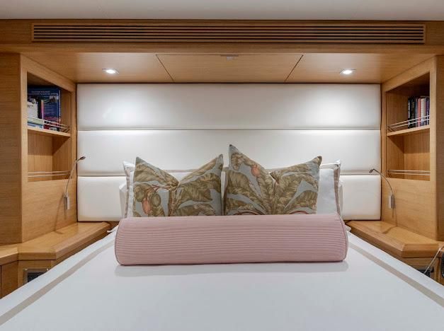2015 Hatteras 102 