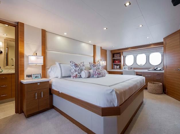 2015 Hatteras 102 
