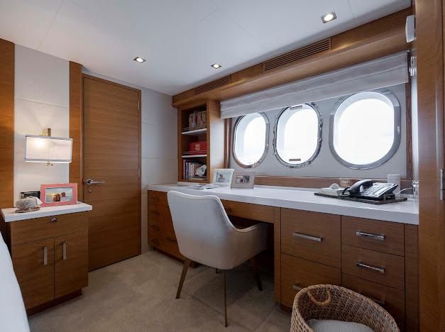 2015 Hatteras 102 