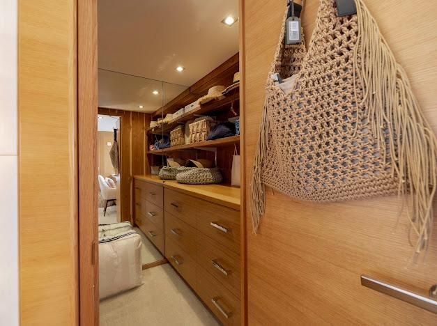 2015 Hatteras 102 