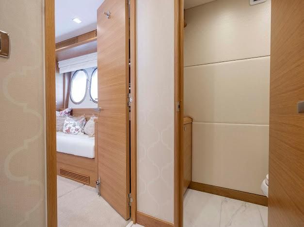 2015 Hatteras 102 