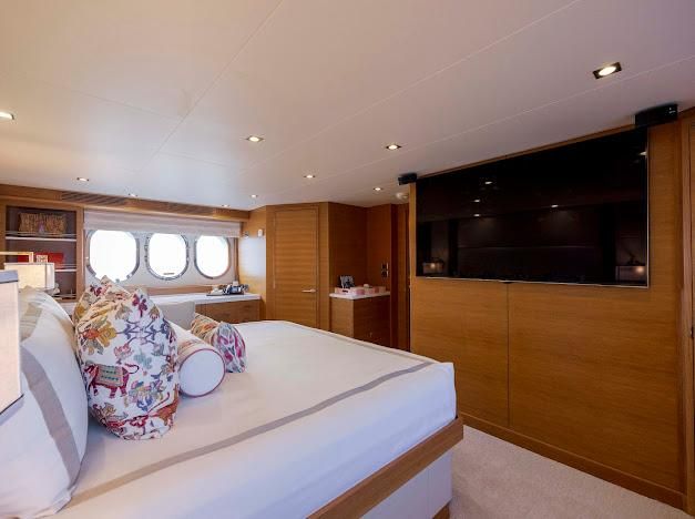 2015 Hatteras 102 