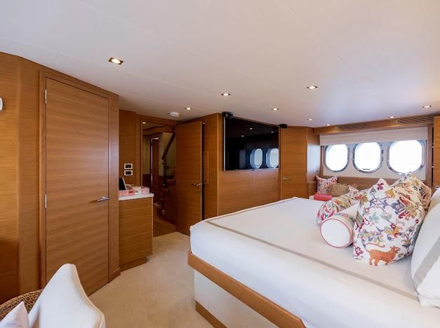 2015 Hatteras 102 