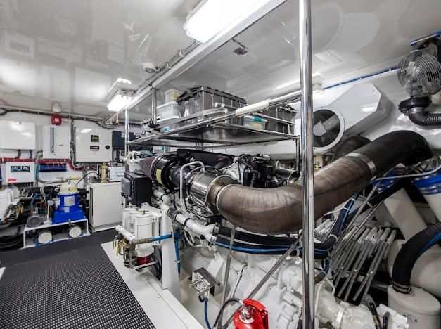 2015 Hatteras 102 